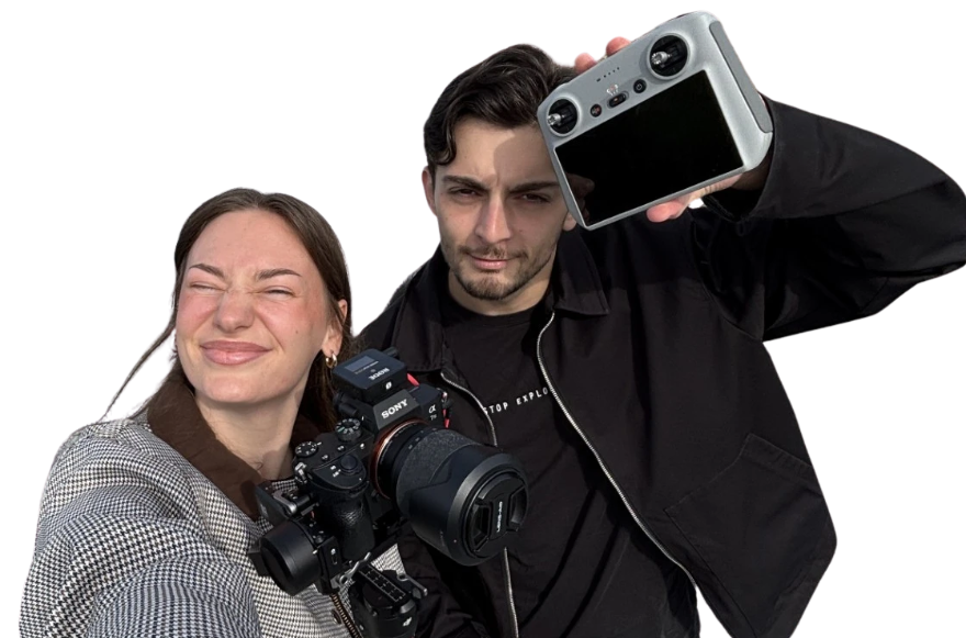 Michelle und Adrian mit Kamera, Gimbal und Drohnen-Fernsteuerung bei einer Aufnahme